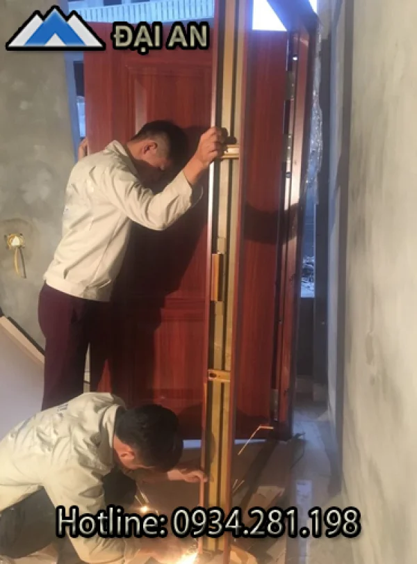 Thợ lắp đặt cửa thép vân gỗ chuyên nghiệp ở Kiến Thụy Hải Phòng
