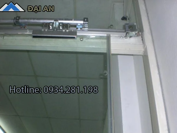 Cửa kính ray treo bán tự động tại Hải Phòng