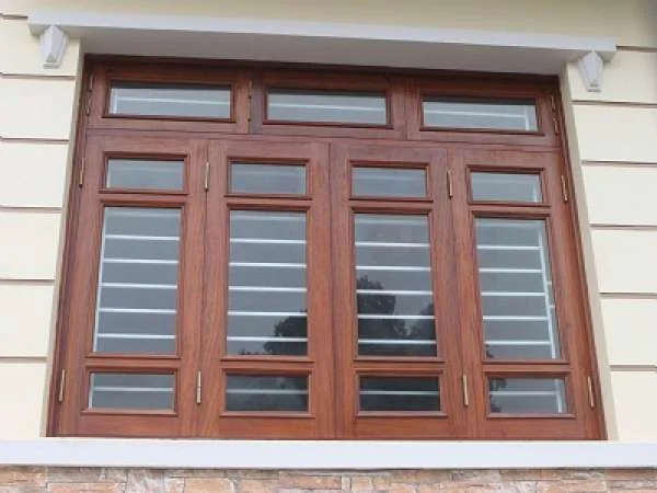 Cửa sổ bằng thép vân gỗ thay thế các cửa nhôm kính